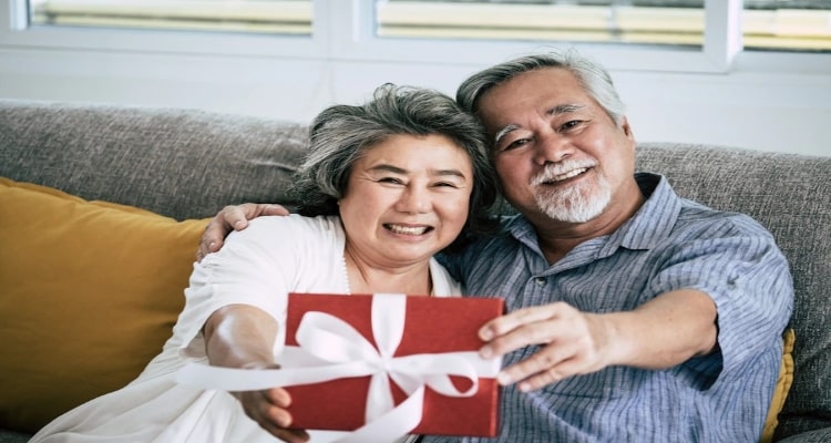 वृद्ध जोड़ों के लिए 15 अनोखे और उपयोगी विवाह उपहार %